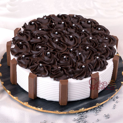 Mesmerizing Choco Kitkat Cake